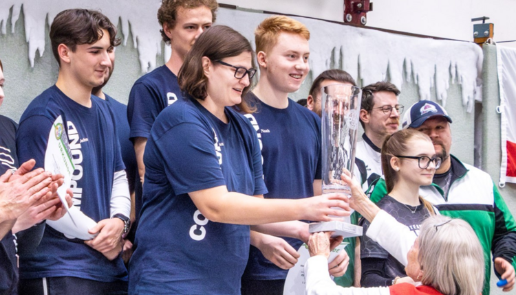 Bürstadt empfängt Pokal: Christel Dohm-Schwarze übergibt den Meisterpokal an das Team aus Bürstadt. (Foto: Anne John)