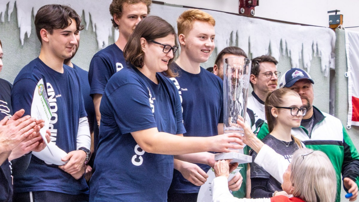 Bürstadt empfängt Pokal: Christel Dohm-Schwarze übergibt den Meisterpokal an das Team aus Bürstadt. (Foto: Anne John)