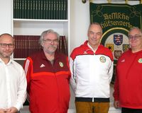 Landes-Gewehrtrainer verabschiedet: (v.l.) HSV-Geschäftsführer René Ullrich, Sportleiter Otmar Martin, der bisherige Landes-Gewehrtrainer Bill Murray und Jugendleiter Stefan Rinke. (Foto: Lutz Berger)