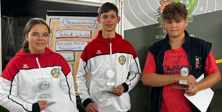 Die Sieger in der Schüler-Klasse beim Jugendpokal Pistole 2024: (v.l.) Mia Klaproth, Hendrik Reutzel und Maximilian Fox. (Foto: privat)