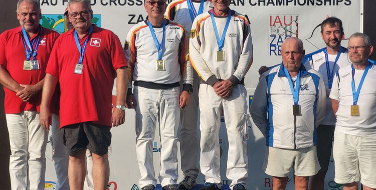 Nach WM-Gold gewannen die Feldarmbrust-Senioren Bernhard Kreps, Karl-Heinz Blumtritt und Karl-Ernst Weißmann auch EM-Gold im Team. (Foto: privat)