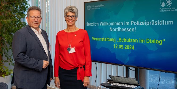 Veranstaltung "Schützen im Dialog" im Polizeipräsidium Nordhessen: Polizeivizepräsident Klaus Wittich und Tanja Frank, Präsidentin des Hessischen Schützenverbandes. (Foto: Polizeipräsidium Nordhessen)