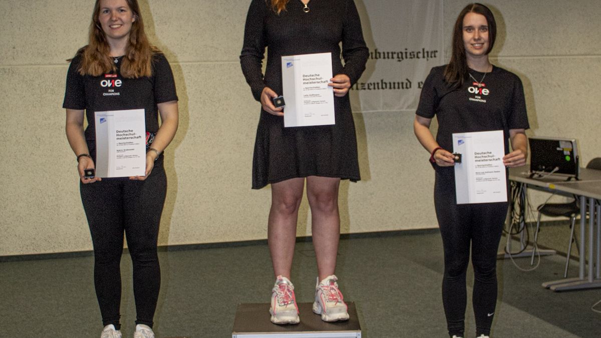 Hessisches Podium: Katrin Grabowski, Leila Hoffmann und Nora-Lee Hofmann Badea (von links) siegten bei den Deutschen Hochschulmeisterschaften Schießsport mit dem Luftgewehr. (Foto: Allgemeiner Deutscher Hochschulsportverband)