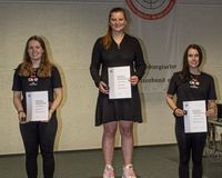 Hessisches Podium: Katrin Grabowski, Leila Hoffmann und Nora-Lee Hofmann Badea (von links) siegten bei den Deutschen Hochschulmeisterschaften Schießsport mit dem Luftgewehr. (Foto: Allgemeiner Deutscher Hochschulsportverband)